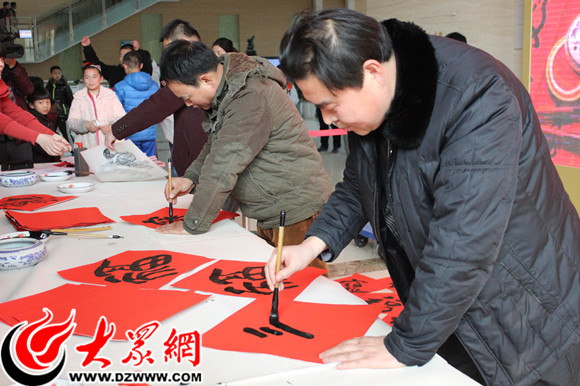 菏澤青年書(shū)法家為讀者現(xiàn)場(chǎng)寫(xiě)春聯(lián) 菏澤青年書(shū)法家為讀者現(xiàn)場(chǎng)寫(xiě)春聯(lián)