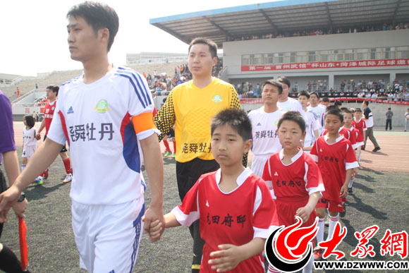 運動員與小球童一同入場 運動員與小球童一同入場