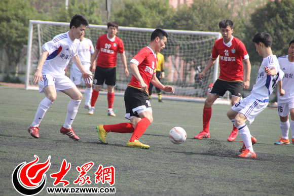 濟寧隊運動員帶球突破重圍 濟寧隊運動員帶球突破重圍