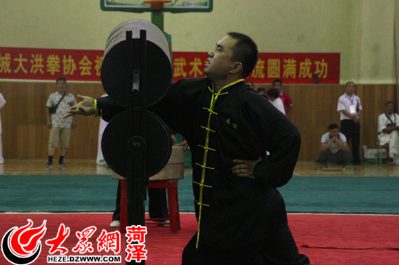 東明代表團(tuán)表演單臂頂千斤 東明代表團(tuán)表演單臂頂千斤