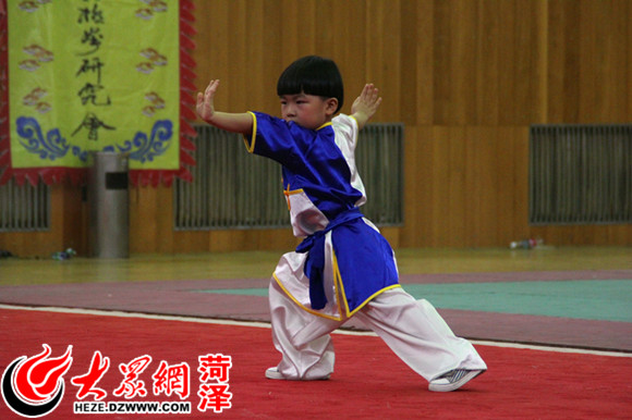 菏澤ABC幼兒園的孩子做武術(shù)表演 菏澤ABC幼兒園的孩子做武術(shù)表演