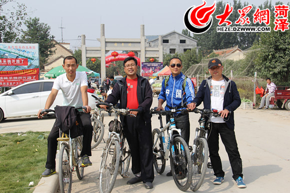 返程前,在穆李村合影 返程前,在穆李村合影