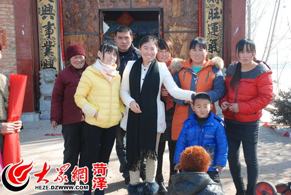 大眾網(wǎng)記者離開時(shí),看到郭小妮一家露出幸福的笑容 大眾網(wǎng)記者離開時(shí),看到郭小妮一家露出幸福的笑容